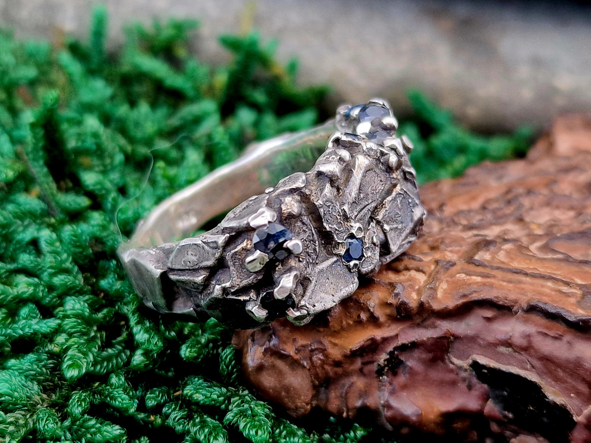 Blauer Saphir Design Ring "The Rock" aus 925er Silber, teilgeschwärzt, Gr.63 (20), kunstvolle Stein Struktur mit eingearbeiteten facettierten Saphiren, Unisex, Unikat, Handarbeit