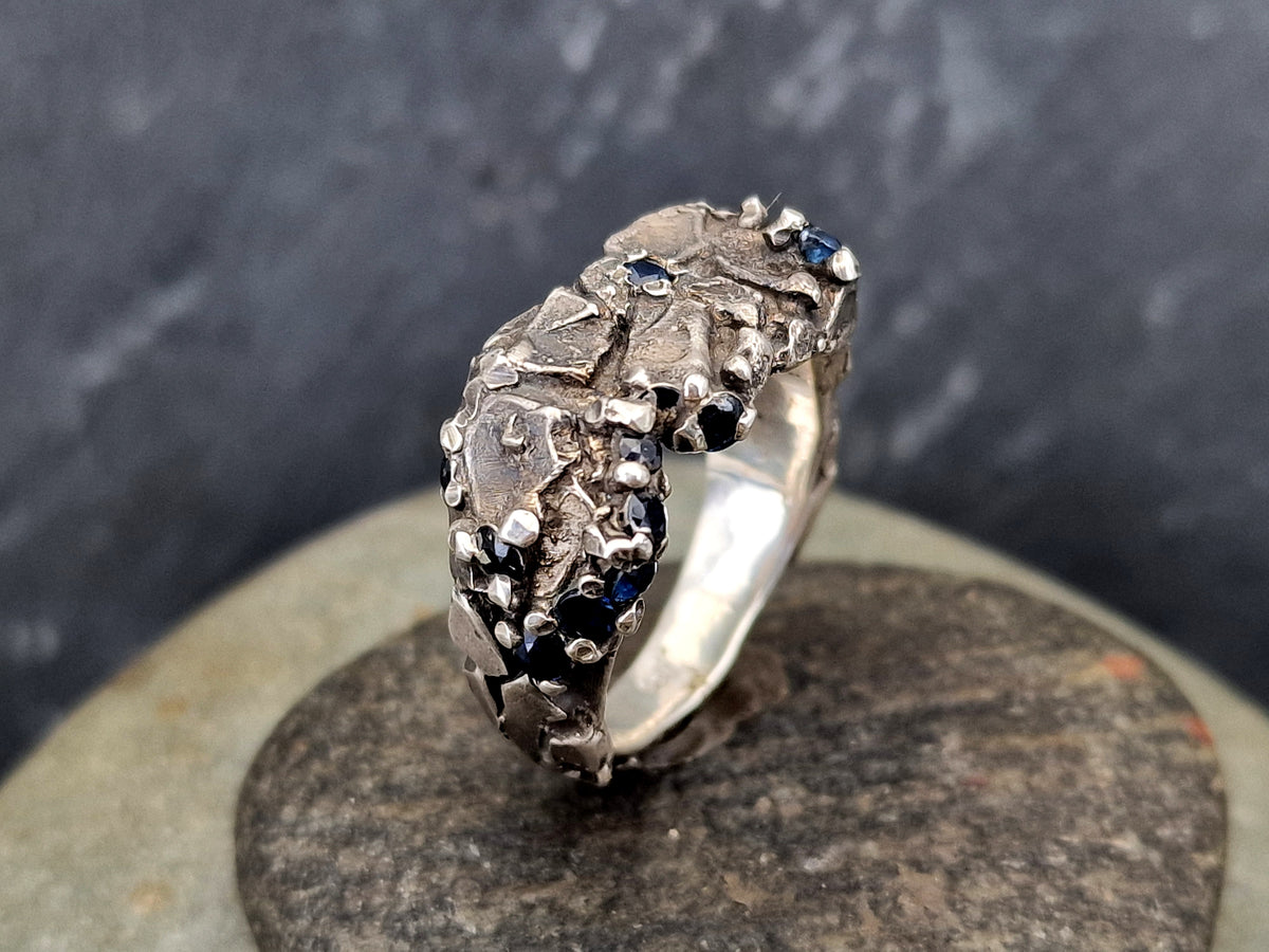 Blauer Saphir Design Ring "The Rock" aus 925er Silber, teilgeschwärzt, Gr.63 (20), kunstvolle Stein Struktur mit eingearbeiteten facettierten Saphiren, Unisex, Unikat, Handarbeit