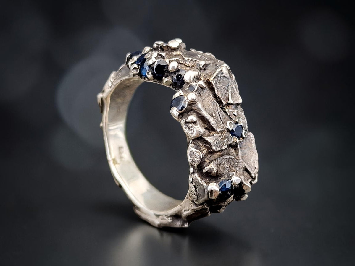 Blauer Saphir Design Ring "The Rock" aus 925er Silber, teilgeschwärzt, Gr.63 (20), kunstvolle Stein Struktur mit eingearbeiteten facettierten Saphiren, Unisex, Unikat, Handarbeit