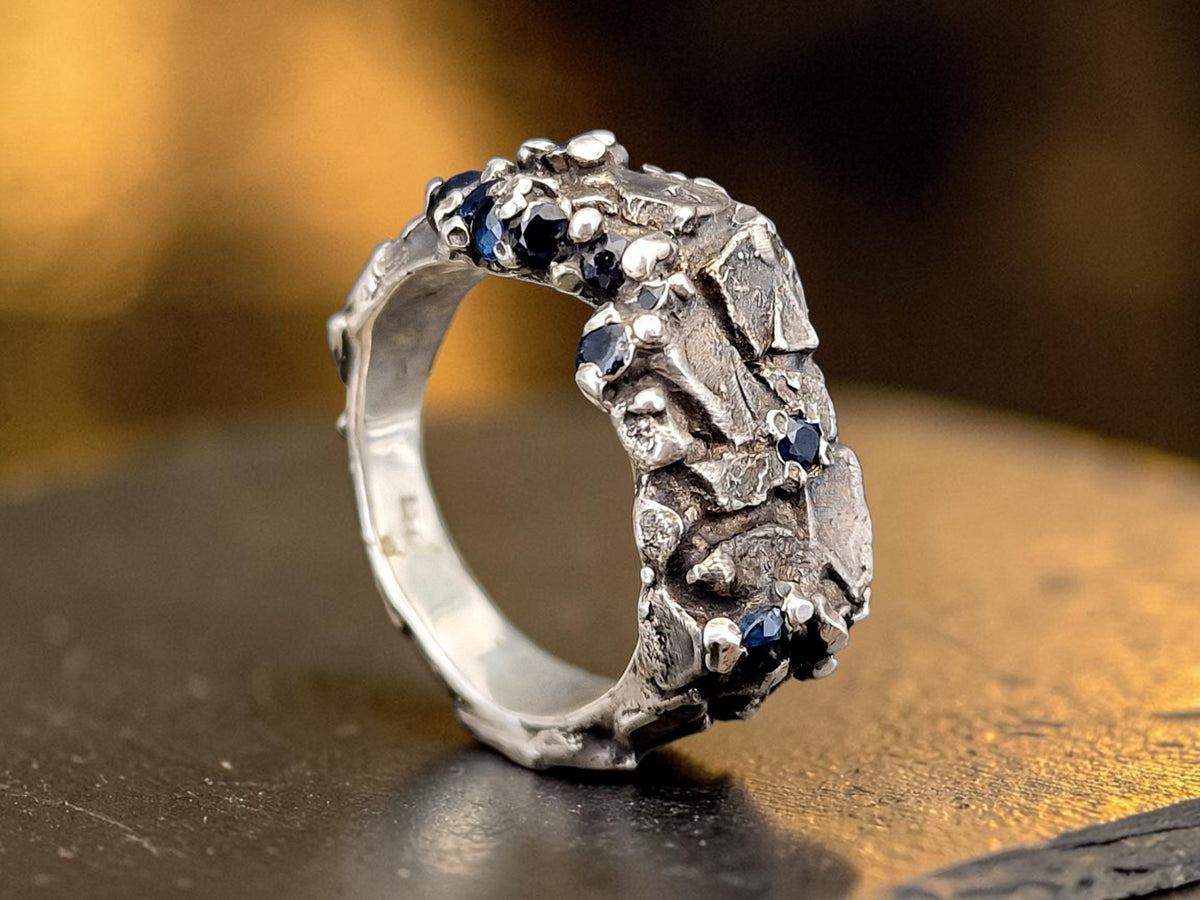 Blauer Saphir Design Ring "The Rock" aus 925er Silber, teilgeschwärzt, Gr.63 (20), kunstvolle Stein Struktur mit eingearbeiteten facettierten Saphiren, Unisex, Unikat, Handarbeit