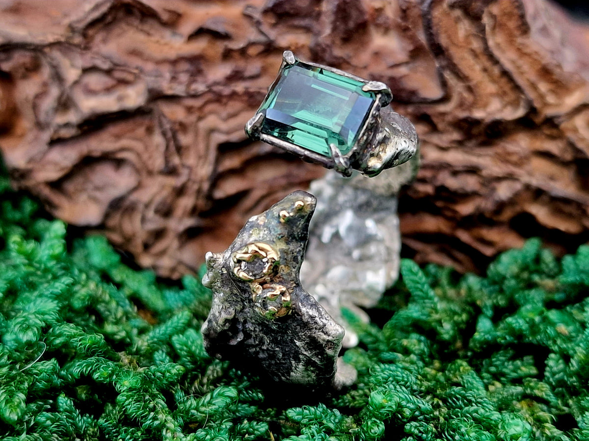 Krasser grüner Turmalin Design Ring aus teilgeschwärztem 925er Silber mit Gelbgold Elementen, Kunstschmuck, Kunstwerk, oben offen, außergewöhnlich, Gr. 56-57(18), Unikat, Handarbeit