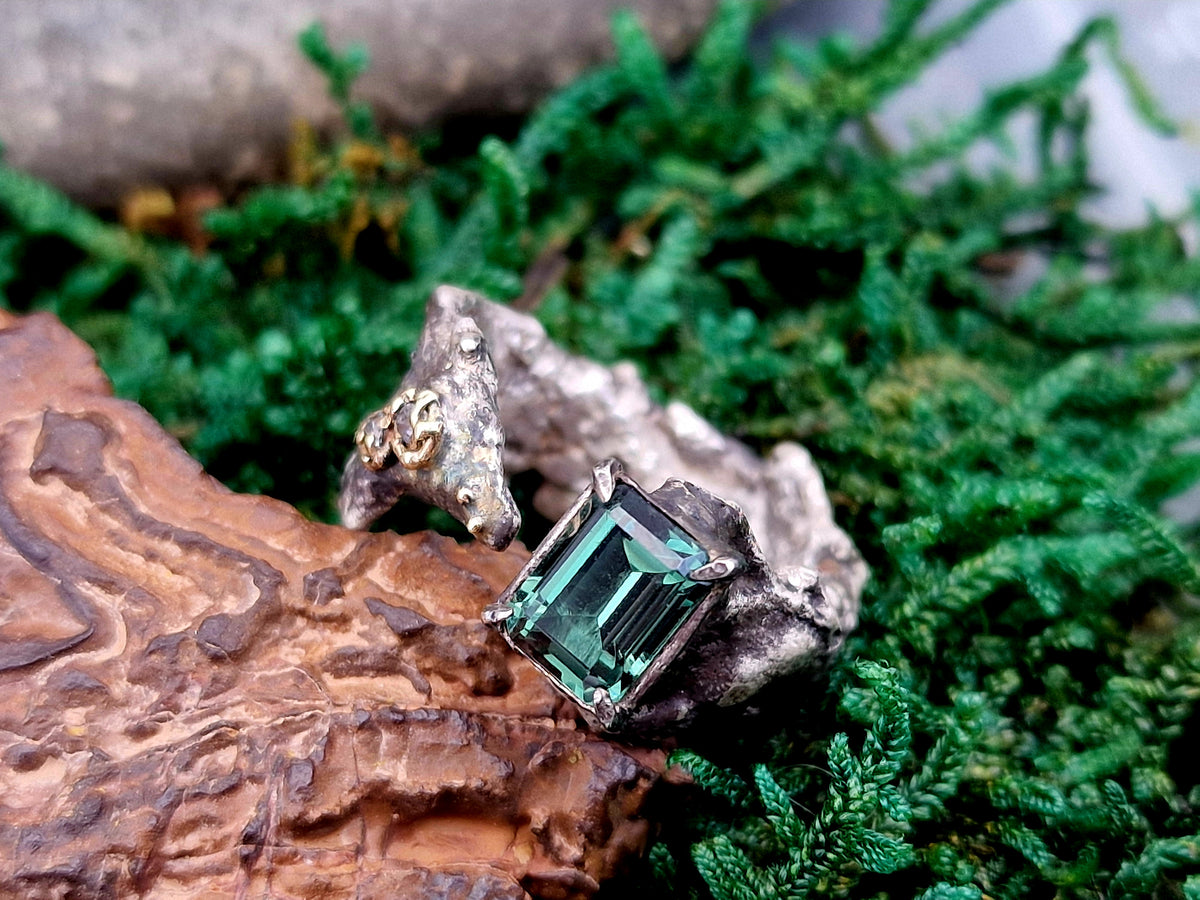 Krasser grüner Turmalin Design Ring aus teilgeschwärztem 925er Silber mit Gelbgold Elementen, Kunstschmuck, Kunstwerk, oben offen, außergewöhnlich, Gr. 56-57(18), Unikat, Handarbeit