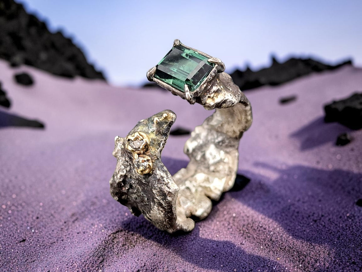 Krasser grüner Turmalin Design Ring aus teilgeschwärztem 925er Silber mit Gelbgold Elementen, Kunstschmuck, Kunstwerk, oben offen, außergewöhnlich, Gr. 56-57(18), Unikat, Handarbeit