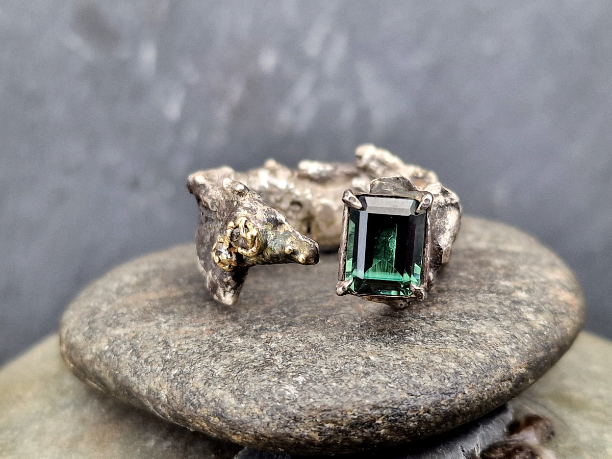 Krasser grüner Turmalin Design Ring aus teilgeschwärztem 925er Silber mit Gelbgold Elementen, Kunstschmuck, Kunstwerk, oben offen, außergewöhnlich, Gr. 56-57(18), Unikat, Handarbeit