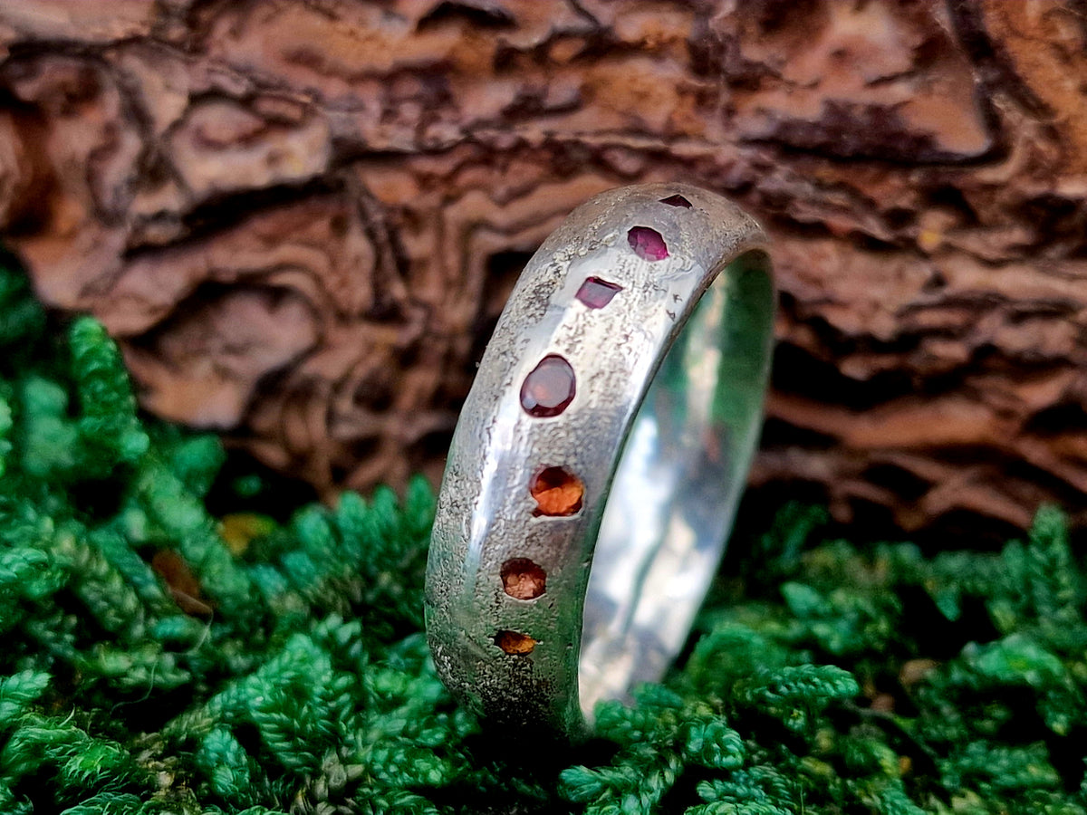 Sandguss Design Chaos Ring, aus 925er Silber, Gr. 55 (17,5), mit Saphiren und Rubin, Unikat, Handarbeit, Nr. 167