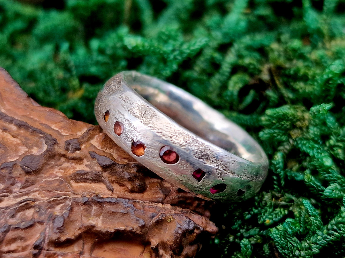 Sandguss Design Chaos Ring, aus 925er Silber, Gr. 55 (17,5), mit Saphiren und Rubin, Unikat, Handarbeit, Nr. 167