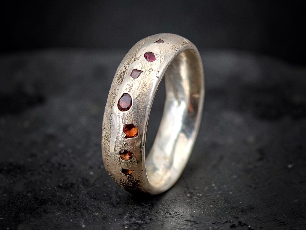 Sandguss Design Chaos Ring, aus 925er Silber, Gr. 55 (17,5), mit Saphiren und Rubin, Unikat, Handarbeit, Nr. 167