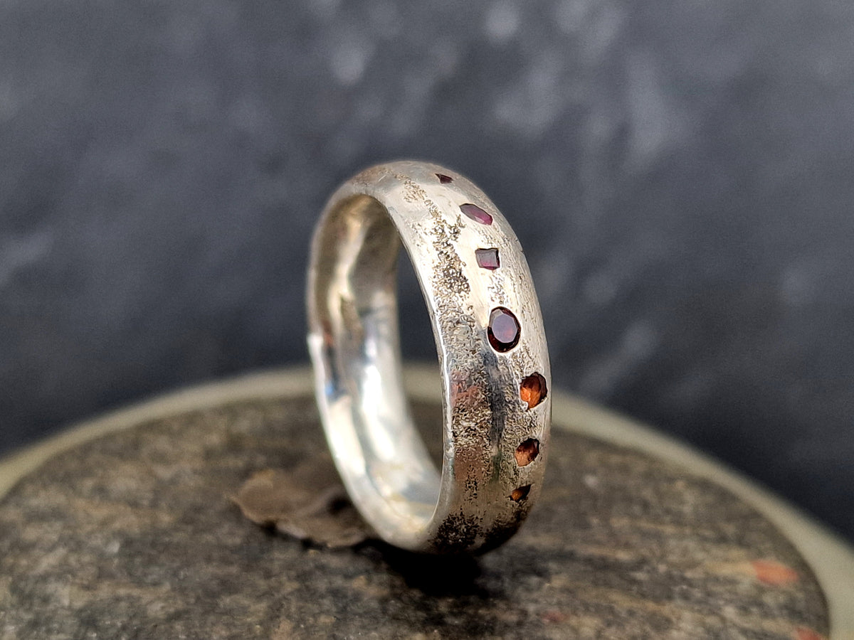 Sandguss Design Chaos Ring, aus 925er Silber, Gr. 55 (17,5), mit Saphiren und Rubin, Unikat, Handarbeit, Nr. 167