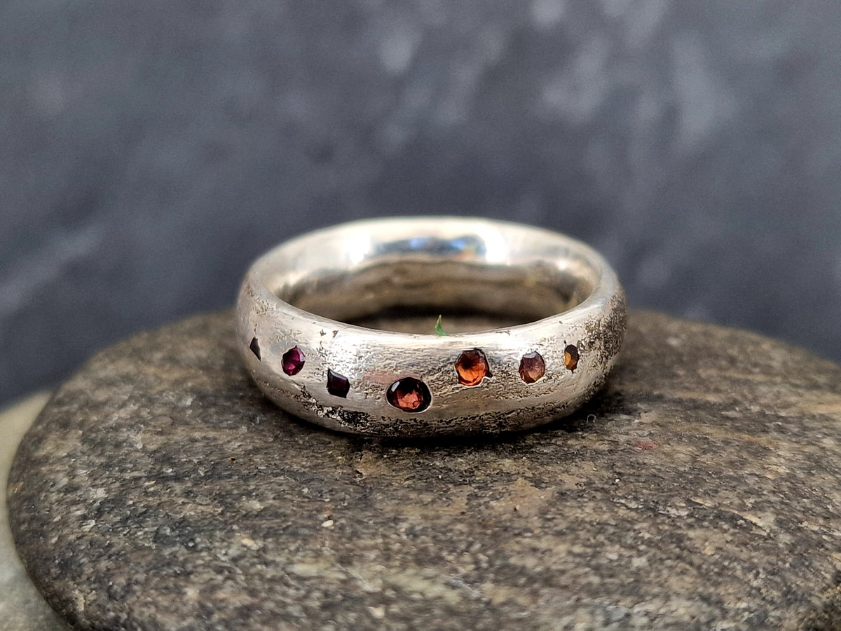 Sandguss Design Chaos Ring, aus 925er Silber, Gr. 55 (17,5), mit Saphiren und Rubin, Unikat, Handarbeit, Nr. 167