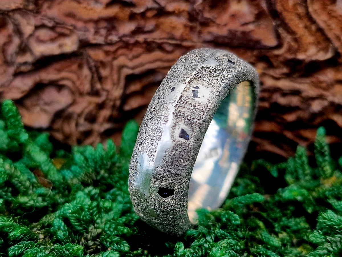 Sandguss Design Chaos Ring, Gr. 57 (18,3), 925er Silber typische Oberflächen Struktur, mit blauen Saphiren, Unikat, Handarbeit, Nr. 168