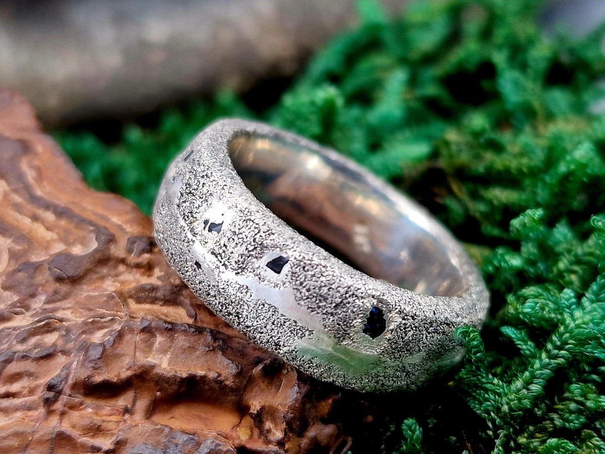 Sandguss Design Chaos Ring, Gr. 57 (18,3), 925er Silber typische Oberflächen Struktur, mit blauen Saphiren, Unikat, Handarbeit, Nr. 168