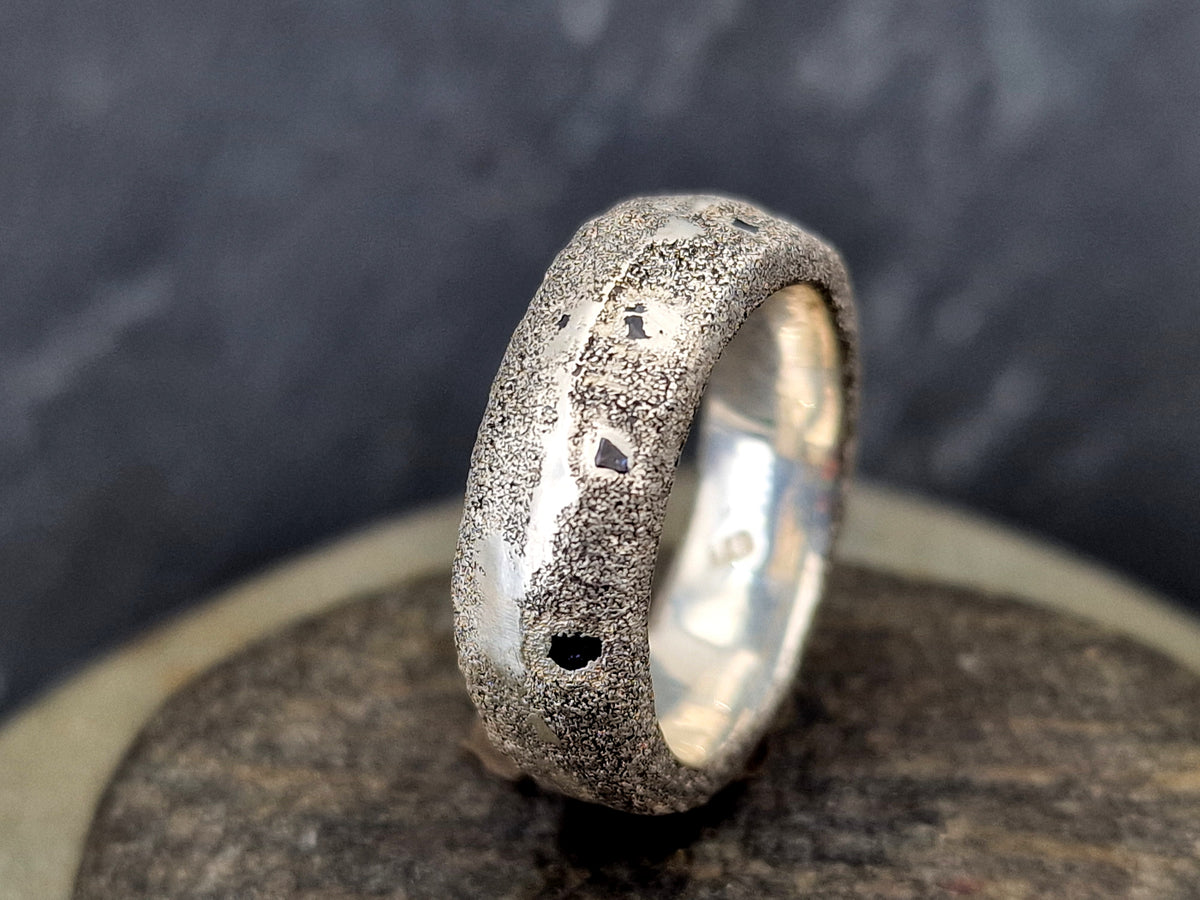Sandguss Design Chaos Ring, Gr. 57 (18,3), 925er Silber typische Oberflächen Struktur, mit blauen Saphiren, Unikat, Handarbeit, Nr. 168