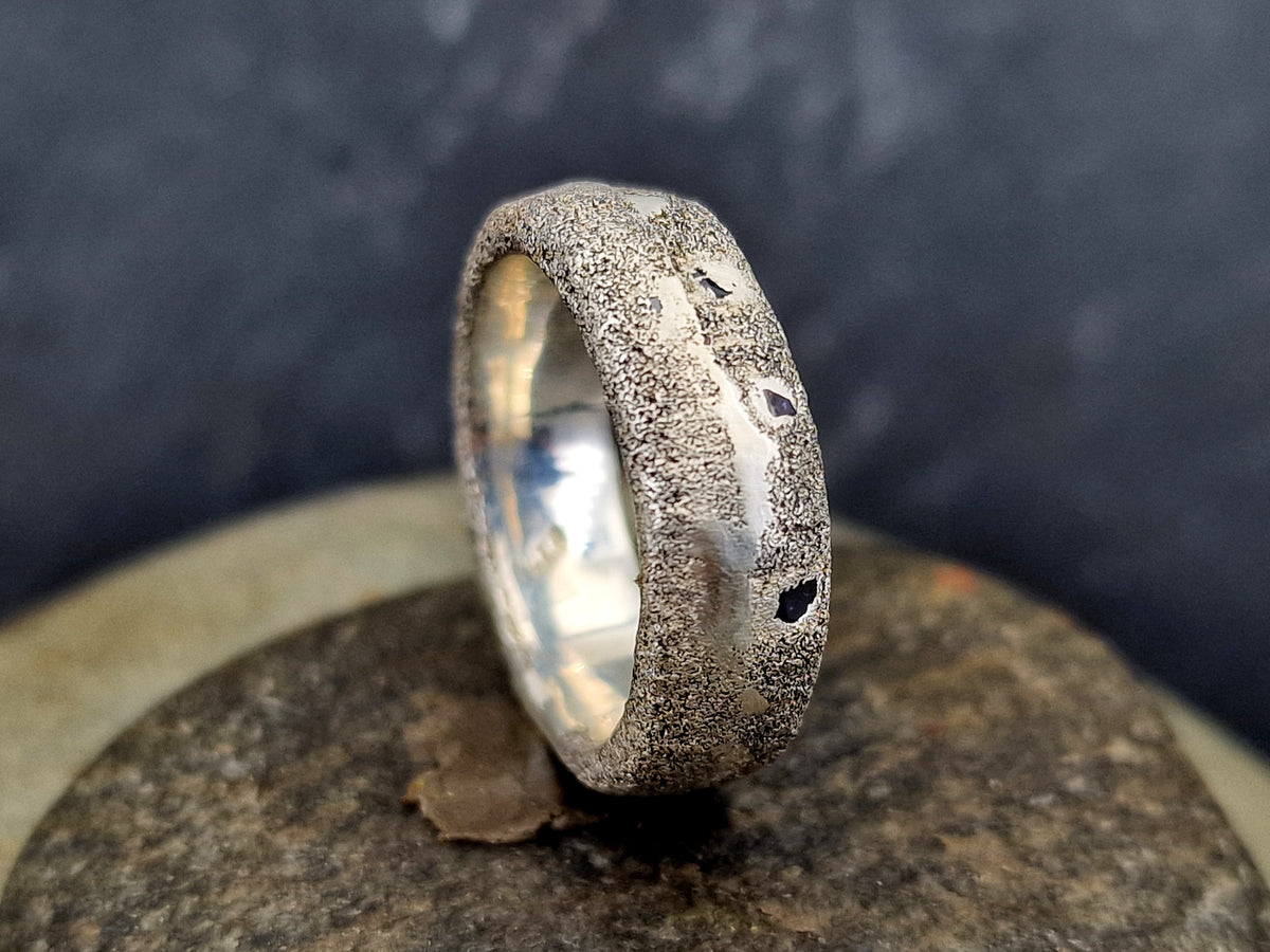 Sandguss Design Chaos Ring, Gr. 57 (18,3), 925er Silber typische Oberflächen Struktur, mit blauen Saphiren, Unikat, Handarbeit, Nr. 168