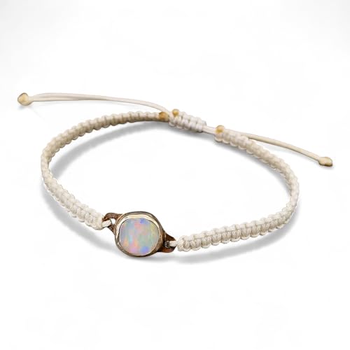 LeoLars-PABE Weißes Makramee Armband mit weißem Opal mit mehrfarbigem Opalfeuer in 925er Silberfassung, Umfanfg von 16-21cm, Unikat, Handarbeit