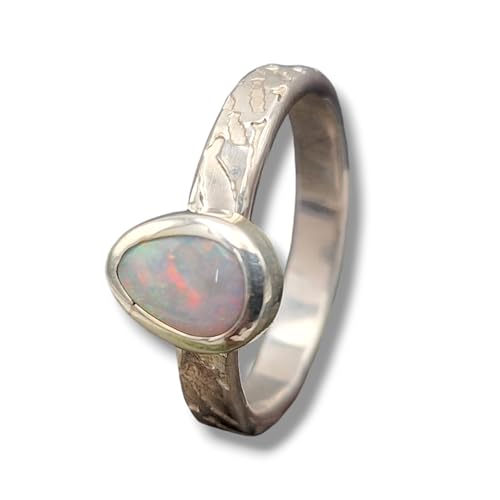 LeoLars-PABE Heller Opal Lightning Ridge Design Ring 925er Silber, Opal mit rotem und grünen Opalfeuer in einer glänzenden geprägten Ringschiene mit Zargenfassung, Größe 62 (19,5), Unikat, Handarbeit