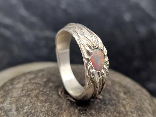 LeoLars-PABE Lightning Ridge Design Opal mit weißem Stein mit rotem und etwas orangem Feuer in einem massiven strukturierten Ring aus 925er Silber in Wurzeldesign, Größe 56 (18) Unikat, Handarbeit