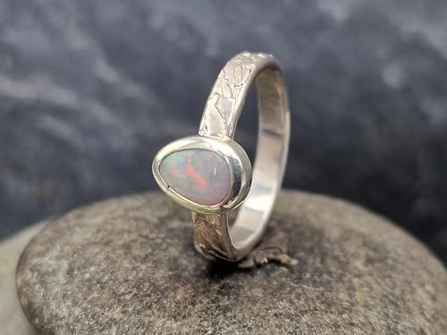 LeoLars-PABE Heller Opal Lightning Ridge Design Ring 925er Silber, Opal mit rotem und grünen Opalfeuer in einer glänzenden geprägten Ringschiene mit Zargenfassung, Größe 62 (19,5), Unikat, Handarbeit