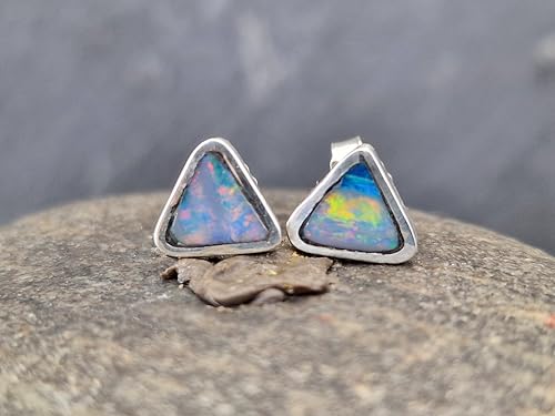 Dreieckige Lightning Ridge Opal Ohrstecker aus 925er Silber, Multicolor Opalfeuer, in lichtgehärtetem Kunststoff, Unikat, Handarbeit