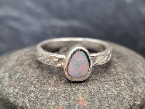 LeoLars-PABE Heller Opal Lightning Ridge Design Ring 925er Silber, Opal mit rotem und grünen Opalfeuer in einer glänzenden geprägten Ringschiene mit Zargenfassung, Größe 62 (19,5), Unikat, Handarbeit