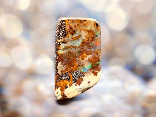 gebohrter Boulder Opal Anhänger mit partiellem Opalfeuer in verschiedenen Farben, 60cm Lederband, braune und beigefarbende Opalschicht, Maße 30,8mm x 17,2mm x 7,2mm, Unikat, Handgeschliffen