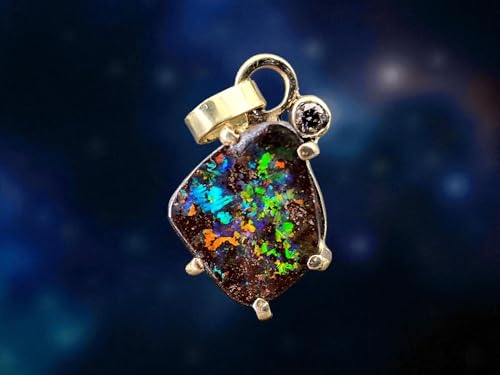 LeoLars-PABE Boulder Opal Design Anhänger Rainbow Universe aus 925er Gelbgold, Opal mit brilliantem Multicolor Opalfeuer, individuelle Krappenfassung, hellgrau/brauner Diamant, Unikat, Handarbeit