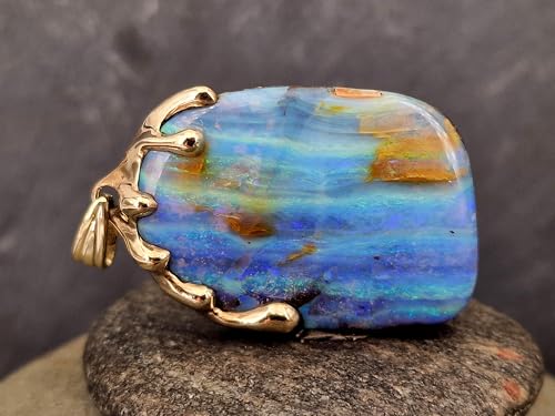 LeoLars-PABE herrlicher Boulder Opal Design Anhänger aus 585er Gelbgold im Tropfen Design, Opalschicht mit mehrfarbigem Opalfeuer, mit Wachstumsrissen, Stabil, Unikat, Handarbeit, Unisex