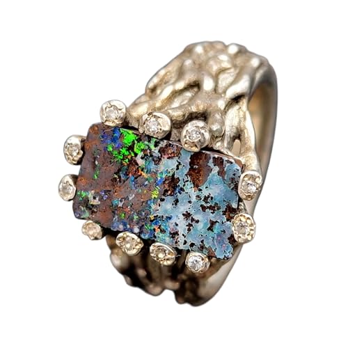 Boulder Opal Design Ring aus 925er Silber, Gr.62 (19,7), massiv, mit 11 facettierten Bergkristallen in den Stotzen der Fassung, wie organisch gewachsen, mehrfarbiges Opalfeuer, Unikat, Handarbeit
