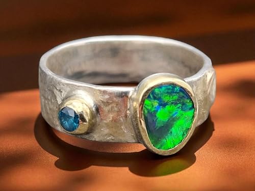 Lightning Ridge black Opal Chrystal Opal Design Ring, Gr. 55 (17,7), aus 925er Silber mit 750er Gelbgold Fassungen und Elementen, blauer Diamant, kräftigem grünen Opalfeuer, Unikat, Handarbeit