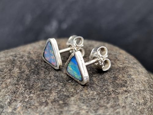 Dreieckige Lightning Ridge Opal Ohrstecker aus 925er Silber, Multicolor Opalfeuer, in lichtgehärtetem Kunststoff, Unikat, Handarbeit