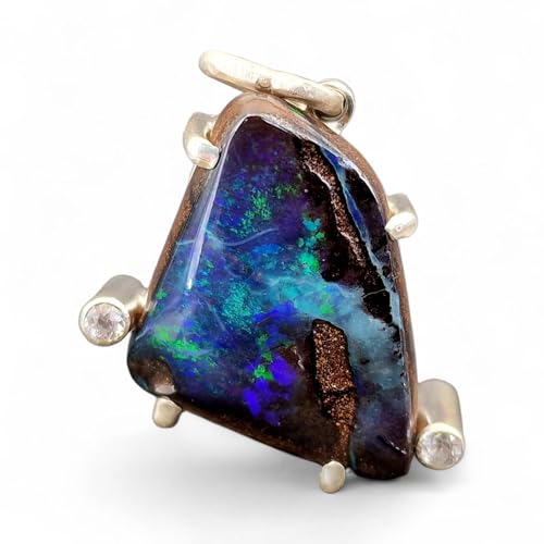 LeoLars-PABE Boulder Opal Design Anhänger mit zwei Diamanten, Fassung aus 925er Silber, dunkelblaue Grundfarbe mit grünem und mehrfarbigem Opalfeuer, Unikat, Unisex, Handarbeit