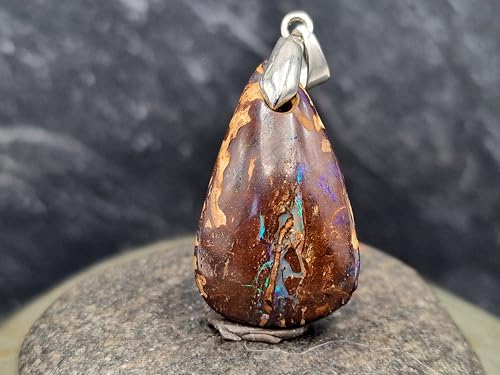 Boulder Opal Anhänger mit Frontbohrung und 925er Silberschlaufe, Opal mit wildem Opaladermuster, in der Mitte partielles Opalfeuer in grün und blau, Maße: 30mm x 18mm x 10,2mm, Unikat, Handgeschliffen