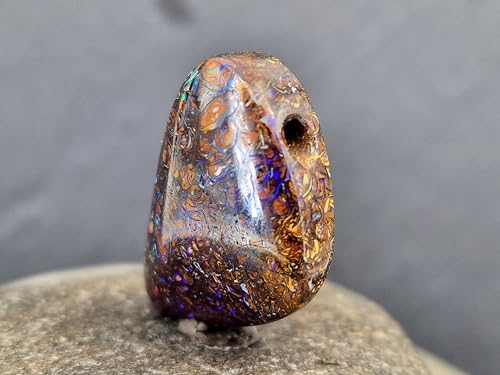 Herrlicher gebohrter Boulder Opal Anhänger mit 60cm Lederband, Opal mit tollem Muster und lila, blauen und grünen Opalfeuer, 27,7x19x8,7mm, Unikat, Handgeschliffen