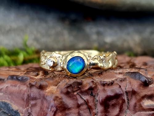 LeoLars-PABE Lightning Ridge Opal Design Ring aus 585er Gelbgold, Gr. 57-58 (18,4), angeschmolzenes Design, Diamant als Akzentstein, grünes Rolling Flash Opalfeuer, Unikat, Handarbeit