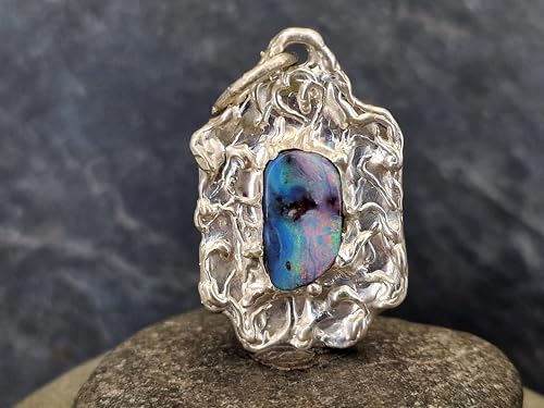 LeoLars-PABE Toller Boulder Opal Design Anhänger mit organisch gestaltetem Rahmen aus 925er Silber, Opal - Picture Stone mit mehrfarbigem Opalfeuer, 16x9mm, Unikat, Handarbeit