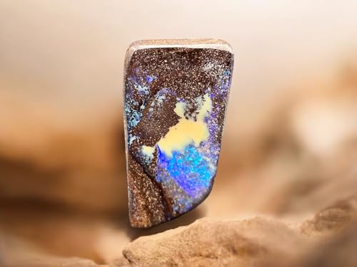 Boulder Opal Anhänger mit Bohrung, 60cm Lederband, Opal brilliantes Opalfeuer in grün, blau und lila in einer klaren gemeinen Opalschicht, Maße: 36,2mm x 19,4mm x 7,3mm, Unikat, Handgeschliffen