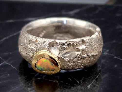 LeoLars-PABE Eleganter Lightning Ridge Opal Design Sandguss Ring, Gr. 60-61 (19,2), aus 925er Silber mit 585er Gelbgold Fassung, Unikat, Handarbeit