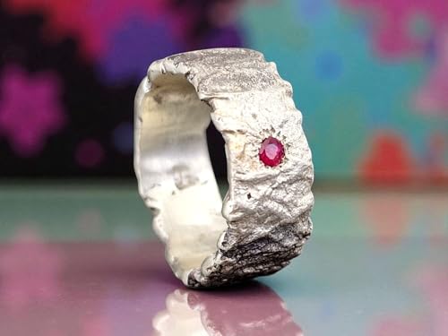 LeoLars-PABE Rubin Design Ring aus 925er Silber, Gr. 57 (18,3), handgeschmiedete strukturierte Oberfläche, Mutring, Kraftring, Unikat, Handarbeit
