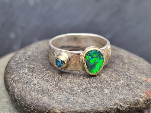 Lightning Ridge black Opal Chrystal Opal Design Ring, Gr. 55 (17,7), aus 925er Silber mit 750er Gelbgold Fassungen und Elementen, blauer Diamant, kräftigem grünen Opalfeuer, Unikat, Handarbeit