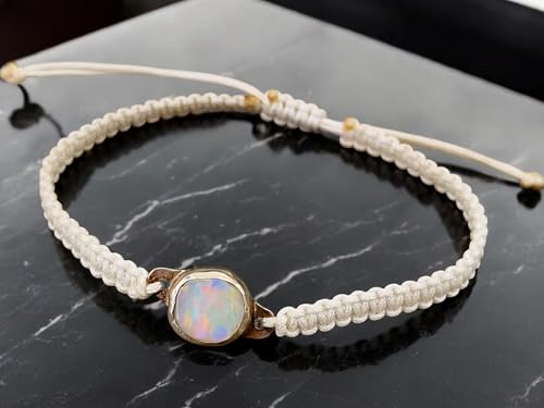 LeoLars-PABE Weißes Makramee Armband mit weißem Opal mit mehrfarbigem Opalfeuer in 925er Silberfassung, Umfanfg von 16-21cm, Unikat, Handarbeit