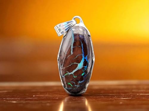 LeoLars-PABE Boulder Opal Anhänger aus 925er Silber, Opal mit Opaladern und grünem Opalfeuer, aufgeriebene Krappenfassung, Unikat, Handarbeit, Unisex