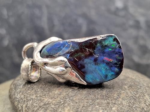 LeoLars-PABE Design Anhänger aus 925er Silber mit Boulder Opal im Tropfen Design, flüssiges Silber, Opal mit dunkelblauer gemeiner Opalschicht und mehrfarbigem Opalfeuer, Unikat, Handarbeit, Unisex