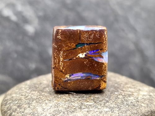 LeoLars-PABE Boulder Opal Anhänger mit Bohrung und 60cm Lederband, klare Opalschichten mit lila und grünem Opalfeuer, Maße 19,5mm x 16,5mm x 7,6mm, Unikat, Handgeschliffen