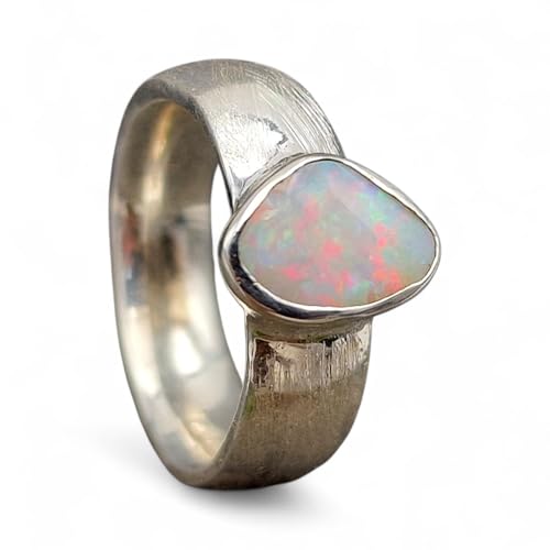 LeoLars-PABE Weißer Coober Pedy Opal Ring, Gr.50 (16), aus 925er Silber mit zart schraffierter Ringschiene, Opal mit mehrfarbigem Opalfeuer, Unikat, Handarbeit