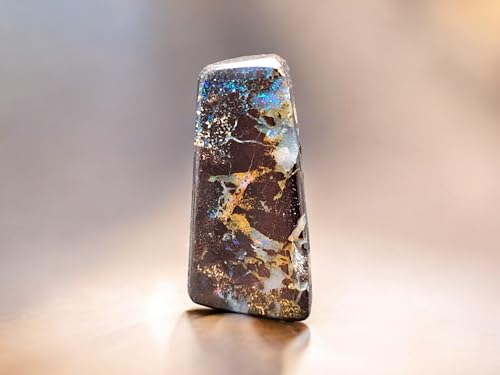 gebohrter Boulder Opal Anhänger mit 60cm Lederband, Opal mit Muster und blauem Opal Pinfire und partiell orange-rotem Opalfeuer, Maße: 23,7mm x 12,5mm x 7mm, Unikat, Handgeschliffen