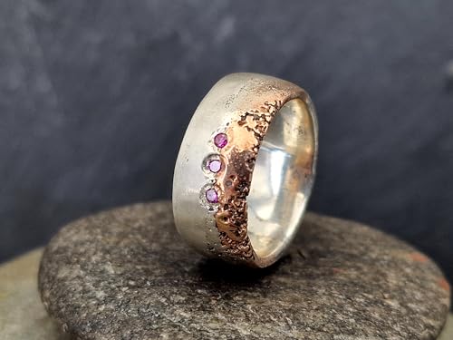 LeoLars-PABE Sandguss Design Bicolor Ring aus 925er Silber und 333er Rotgold in Lava Optik mit drei lila/pinkfarbenen Labgrown Diamanten, teilmattiert, Gr. 56 (18), Unikat, Handarbeit