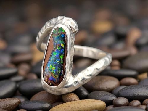LeoLars-PABE Multicolor Boulder Opal Design Ring, Gr. 56-57 (18), aus 925er Silber mit gehämmerter versetzter Ringschiene, Opal Multicolor Pinfire, sehr brilliant, Unikat, Handarbeit