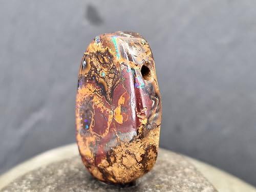 LeoLars-PABE Wunderbarer Boulder Opal gebohrt mit 60cm Lederband, tolles Muster und grünes Opalfeuer, Opal 33x20,5x8,3mm, Unikat, Handgeschliffen