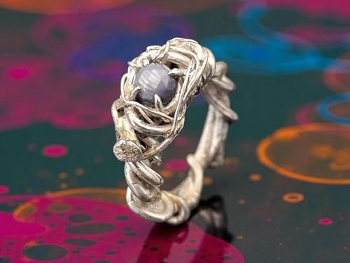 LeoLars-PABE Organischer Saphir Design Ring, Gr. 58-59 (18,6), aus 925er Solber, natürlicher Silbergrauer facettierter Saphir in Krallenfassung, natürlich, wild, Unikat, Handarbeit