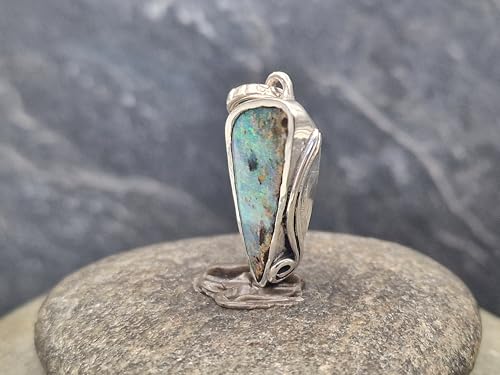 LeoLars-PABE Multicolor Boulder Opal Anhänger aus 925er Silber mit verzierter Zargenfassung und handgefertigter verzierter Öse, Unisex, Unikat, Handarbeit