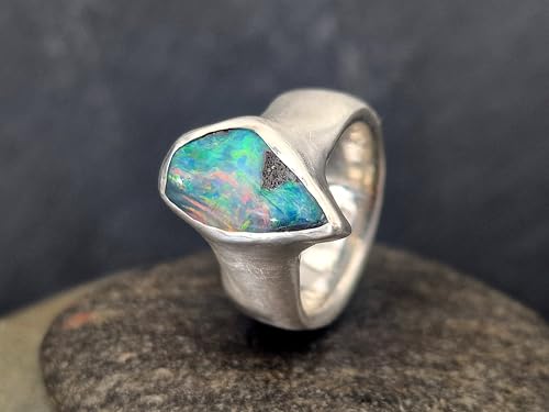 LeoLars-PABE Boulder Opal Design Ring aus 925er Silber, mit brillianter Multicolor Chrystal Opalschicht und Opalfeuer, Seidenmatt, Unikat, Handarbeit, Gr. 54 (17,2)